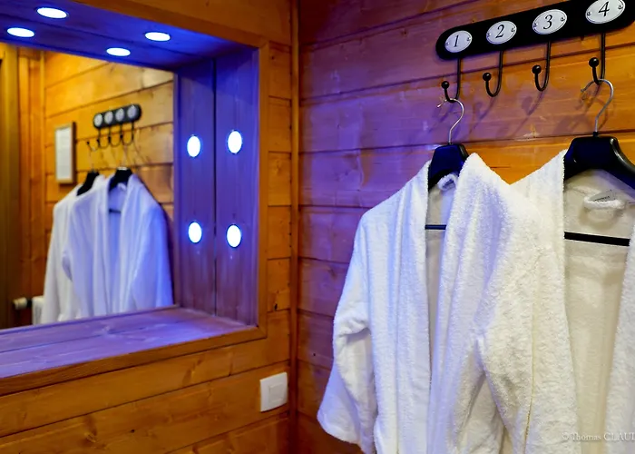 Отель Logis Les Sapins Le Menil