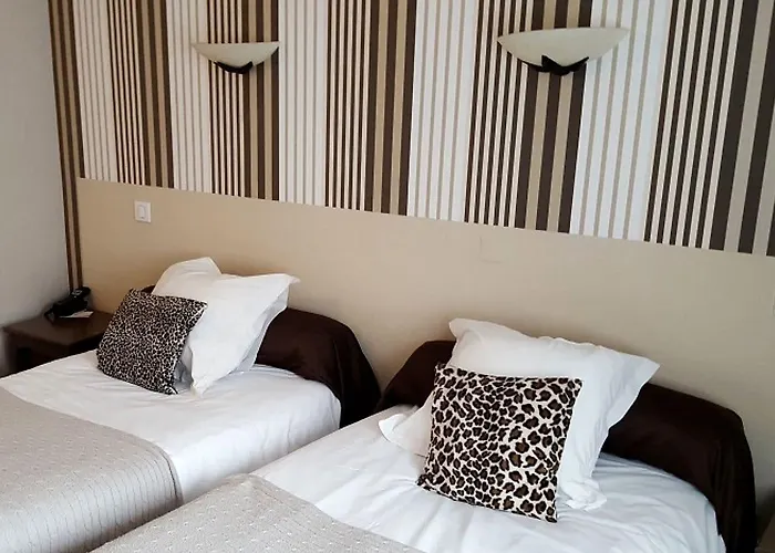 Отель Logis Les Sapins Le Menil