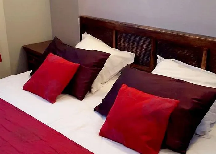 Отель Logis Les Sapins Le Menil