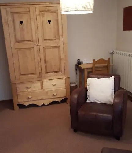 Отель Logis Les Sapins Le Menil