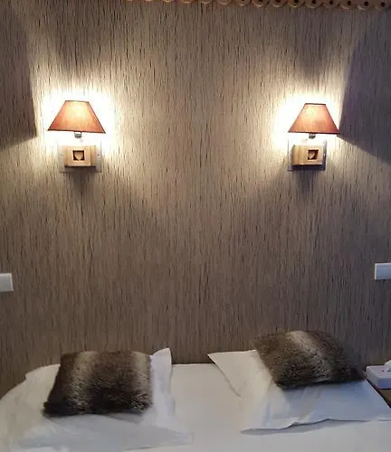 Отель Logis Les Sapins Le Menil